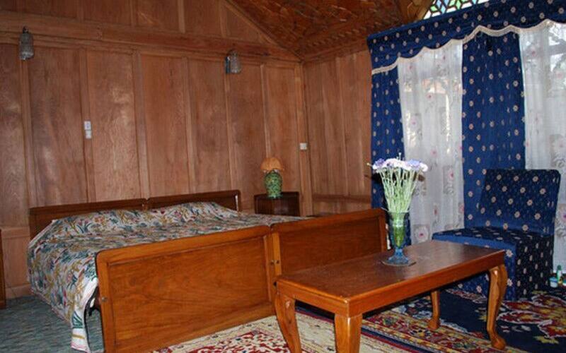 Lucky Dawn Houseboat, Srinagar 1